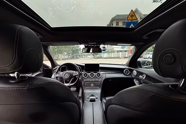 Bên cạnh đó, còn phải kể đến hệ thống AC tiên tiến trên Mercedes-Benz C300 AMG khi sử dụng dữ liệu GPS để phát hiện các luồng khói nhằm tự động đóng nắp tuần hoàn không khí, ngăn khói không vào cabin (Ảnh minh hoạ).