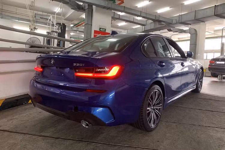 BMW 330i phiên bản mới sở hữu khối động cơ cho công suất 258 mã lực và mô-men xoắn 400 Nm, kết hợp số tự động 8 cấp. BMW cho biết xe có khả năng tăng tốc 0-100 km/h trong 5,8 giây. Trong khi đó phiên bản 320i sẽ sử dụng động cơ 2.0L 4 xy-lanh tăng áp 184 mã lực, 300 Nm mô-men xoắn.
