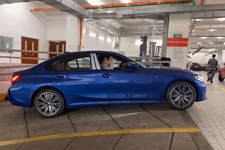 Về thiết kế ngoại thất, có thể khẳng định BMW 3-Series thế hệ mới sở hữu một phong cách thiết kế đầy trẻ trung và hiện đại. Mẫu xe sang cỡ nhỏ của gia đình BMW đã trút bỏ hoàn toàn cái vẻ mềm mại và "nhờ nhờ" trên thế hệ cũ để thay vào "bộ cánh" gân guốc và dữ dội hơn.