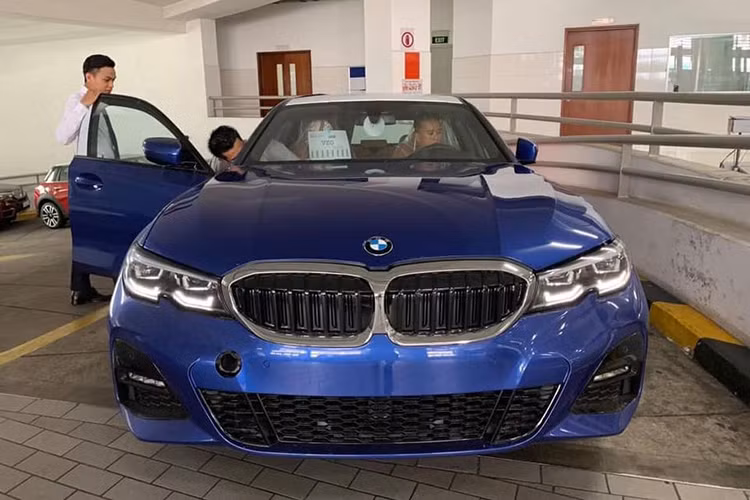 Phần đầu xe, 3-Series 2019 mang trên mình rất nhiều những đường gân dập nổi gia tăng vẻ khí động học, hai "hốc mũi" quen thuộc được làm dài ra với nhiều chi tiết mạ crome bao quanh cho cái nhìn sáng mới hơn. Toàn bộ cản dưới được làm theo dạng tổ ong sơn đen thể thao và cá tính.