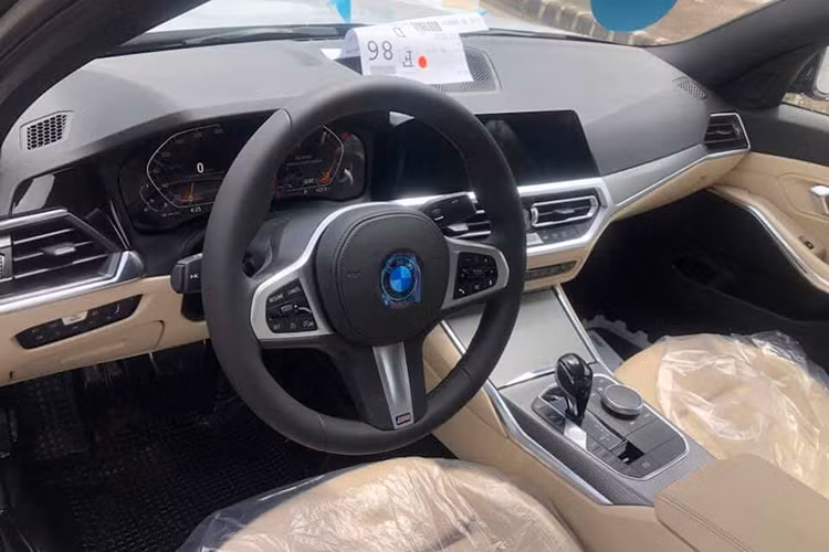 Bên trong nội thất, BMW 3-Series sở hữu khoang cabin với thiết kế mượt mà pha trộn thể thao, gợi cảm. Vật liệu cấu thành chủ yếu nên khoang nội thất của 3-Series 2020 là da và kim loại. Mặt táp-lô được làm bằng nhôm phay xước giả vân carbon ấn tượng. Cần số kiểu mới mang phong cách "đàn anh" BMW X7. Vô-lăng boc da 3 chấu kiểu thể thao. Phía sau vô-lăng là một màn hình LCD kích thước lớn hiểu thị đầy đủ mọi thông tin xe với nhiều tuỳ chọn giao diện.
