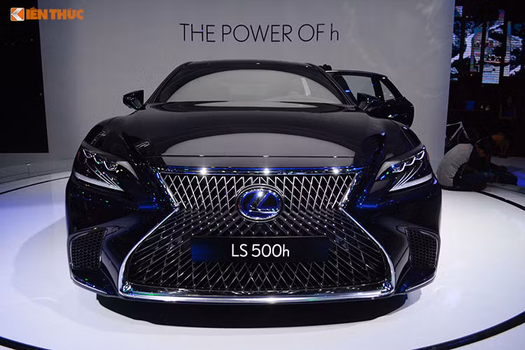 Còn xe Lexus LS 500h Pleat/Kirinko có ghế da semi-aniline, ốp trang trí cửa bằng vải xếp lớp và kính Kiriko có giá 8,46 tỷ đồng. Được biết, mức giá mà Công ty Toyota Việt Nam thông báo này là để tính lệ phí trước bạ cho 8 chiếc xe Lexus 500h mới được nhập khẩu và đã bán ra cho các khách hàng Việt Nam.