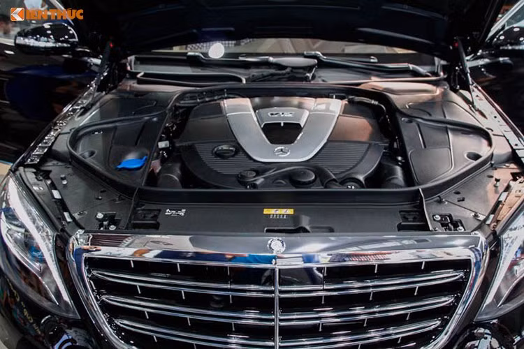 Mercedes-Maybach S600 sử dụng động cơ V12 tăng áp kép, dung tích 6.0 lít, sản sinh công suất cực đại 530 mã lực và mô-men xoắn cực đại 830 Nm. Kết hợp với hộp số tự động 7 cấp 7G-Tronic Plus, xe mất 5 giây để tăng tốc từ 0-100 km/h trước khi đạt vận tốc tối đa 250 km/h.
