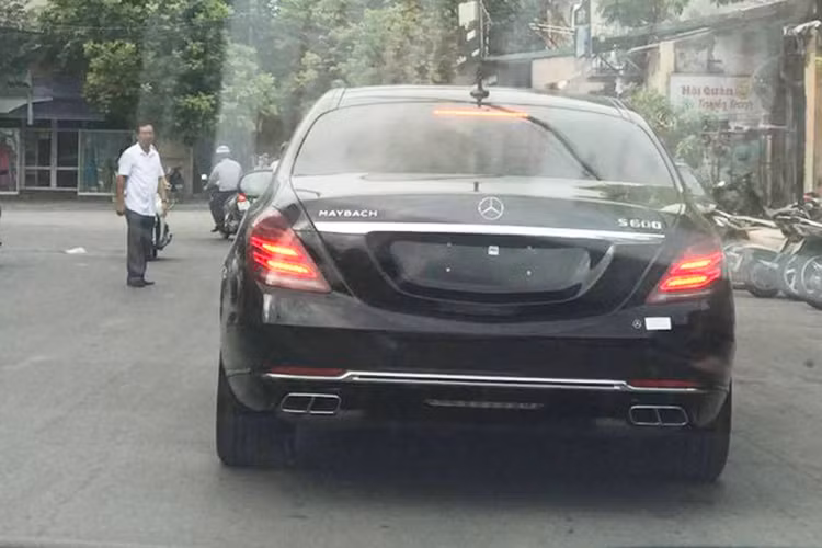 Nhìn từ bên hông, chiếc xe siêu sang của Mercedes mang nhiều đường nét thiết kế của mẫu Maybach 57 vang danh một thời. Bên cạnh đó điểm khác biệt về thiết kế ngoại thất so với phiên bản tiêu chuẩn nằm ở lưới tản nhiệt 3 nan, bộ vành 19 inch đa chấu, ống xả kép và logo Maybach...