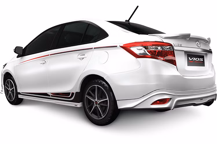 Trong đó, những trang bị tiện nghi nổi bật của phiên bản Vios TRD mới bao gồm: đèn trước halogen dạng bóng chiếu projector, gương chiếu hậu gập điện tích hợp báo rẽ, đèn sương mù phía sau, ghế da, điều hòa tự động, màn hình hiển thị đa thông tin.