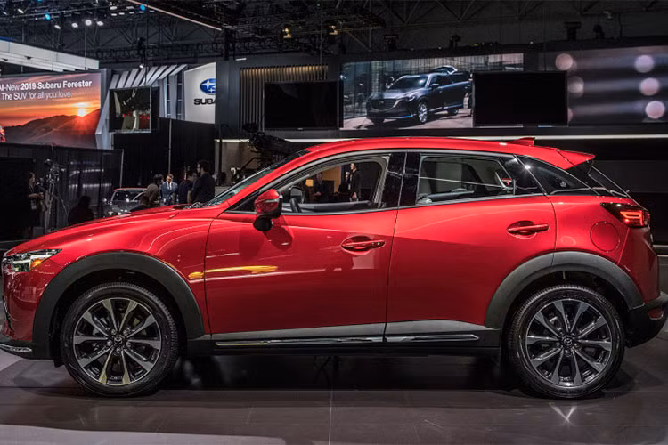 Mazda CX-3 sở hữu chiều dài tổng thể 4.275 mm và cao 1.550 mm, xe vẫn sở hữu ngôn ngữ thiết kế Kodo đặc trưng của hãng xe ôtô Mazda. Những cải tiến nhẹ nhàng ở ngoại thất cho xe như cụm lưới tản nhiệt mới với 4 nan ngang mạ chrome thay thế cho loại 7 nan ở phiên bản 2017, đèn hậu phía sau được tinh chỉnh lại sử dụng LED hoàn toàn.