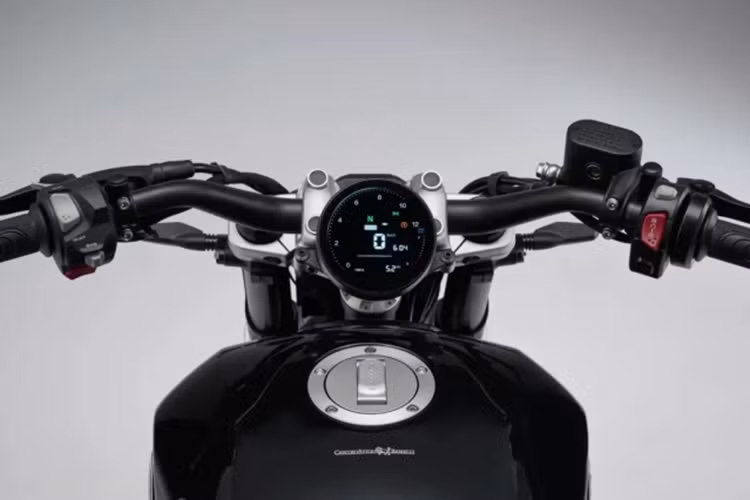 Với chiều cao yên xe siêu dễ tiếp cận chỉ 730mm, chiếc Bobber này rất hợp lý với những người lái xe thấp hơn. Xe nặng 180kg khô - một con số khá lớn với mô tô dưới 500cc.