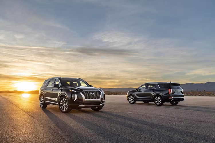  SUV Hyundai Palisade mới được hãng xe Hàn Quốc đặt tên mã là “FN”, sẽ được trình làng tại thị trường Mỹ đầu tiên, nơi vốn ưa chuộng các dòng SUV kích thước lớn. Vóc dáng của Palisade hoàn toàn có thể so găng với Ford Explorer, Mazda CX-9, Honda Pilot hay Toyota Sequonia. Đây đều là những mẫu xe rộng rãi dành cho gia đình tại thị trường Mỹ.