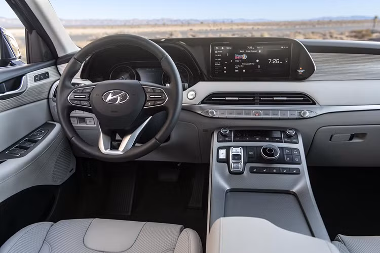 Nội thất của Hyundai Palisade 2020 sẽ là không gian lý tưởng cho những người mua xe để phục vụ gia đình. Xe có các cấu hình 7 chỗ hoặc 8 chỗ tuỳ nhu cầu, sử dụng các chất liệu nội thất cao cấp hơn SantaFe để khẳng định vị thế sang trọng, toàn bộ ghế bọc da Nappa, đi kèm nhiều chi tiết ốp kim loại và gỗ hạng sang.