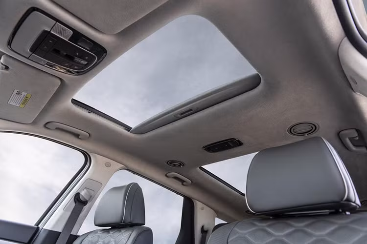 Hyundai Palisade cũng sở hữu hệ thống giải trí “khủng” với 2 màn hình đặt cạnh nhau ở táp-lô, bao gồm màn hình thông tin giải trí 12,3 inch và một màn hình 10,25 inch cho người lái. Các tính năng cao cấp trong xe bao gồm kết nối Apple Car Play, Android Auto, sạc không dây Qi, hệ thống loa Infiniti, hiển thị thông tin kính lái HUD, Cruise control thông minh, định vị vệ tinh, cảnh báo điểm mù, cảnh báo va chạm...