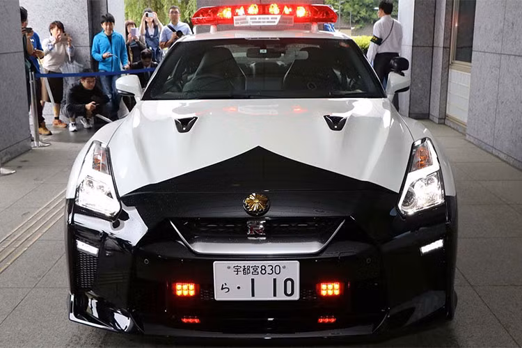 Chiếc Nissan GT-R này được trang bị động cơ xăng V6, tăng áp kép, dung tích 3,8 lít, sản sinh công suất tối đa 565 mã lực và mô-men xoắn cực đại 632 Nm như Nissan GT-R 2018 đã ra mắt hồi cuối năm 2017.