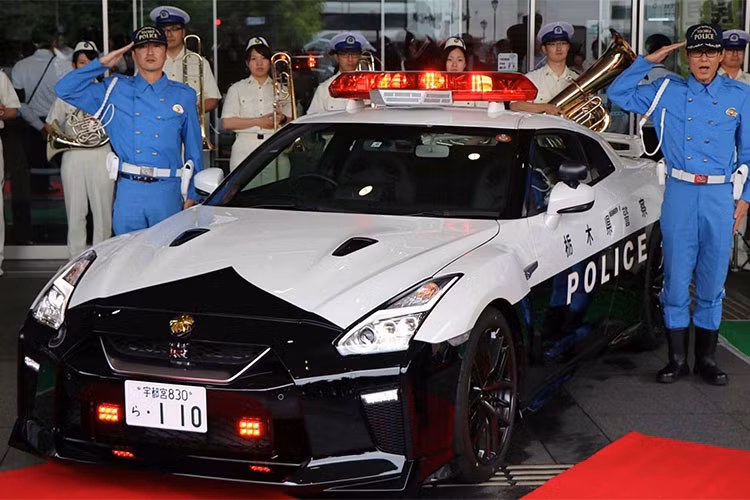 Ngoài ra, chiếc siêu xe tuần tra của cảnh sát tỉnh Tochigi, Nhật Bản này còn được dán tem xe cảnh sát bên sườn/đuôi xe và bổ sung thêm đèn LED khẩn cấp trên lưới tản nhiệt. Trên nóc chiếc siêu xe Nissan GT-R này xuất hiện dải đèn cỡ lớn và có cả loa.
