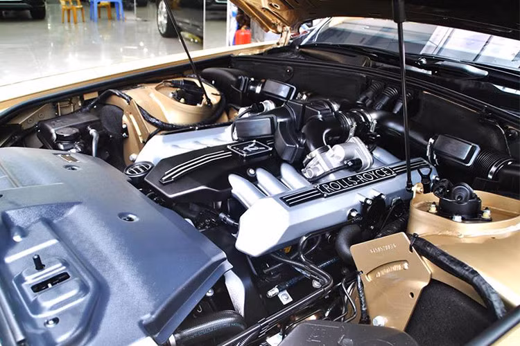 Rolls-Royce Phantom sở hữu khối động cơ V12, dung tích 6,75 lít, sản sinh công suất tối đa 453 mã lực ở vòng tua máy 5.350 vòng/phút, mô-men xoắn cực đại 720 Nm ở vòng tua 3.500 vòng/phút. Hộp số tự động 6 cấp và hệ dẫn động cầu sau, chiếc xe mất 5,7 giây để đạt 0-100 km/h.