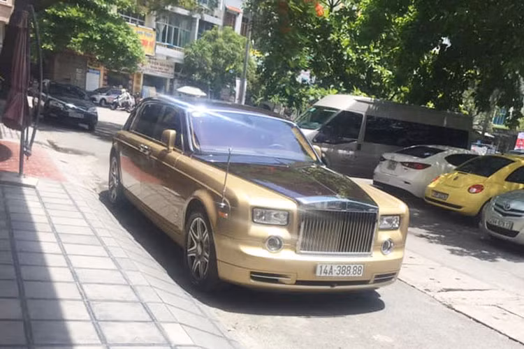 Ngoài những biển số siêu đẹp và ngoại thất sơn hai tông màu là vàng cát đi kèm với nắp capô, trần và cốp sau xe hoàn thành với màu đỏ mận, chiếc xe siêu sang Rolls-Royce Phantom này còn có những tuỳ chọn đắt giá như bộ vành 7 chấu với điểm nhấn là nắp chụp la-zăng sơn sẹc tông...