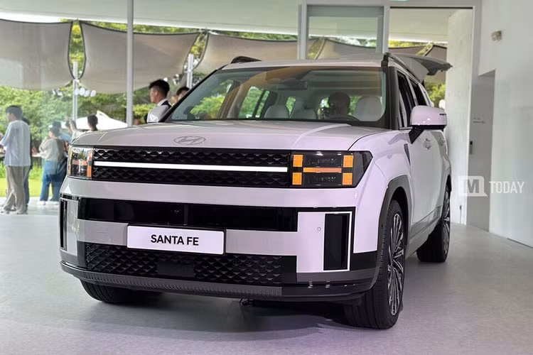 Bỏ ra số tiền trên, khách hàng Hàn Quốc sẽ nhận về những trang bị tiêu chuẩn trên Hyundai SantaFe thế hệ thứ 5 như đèn pha LED, vành hợp kim 18 inch, kính lái/kính cửa sổ hàng ghế trước cách âm 2 lớp, cửa cốp chỉnh điện, ghế trước chỉnh điện/sưởi ấm/thông hơi.