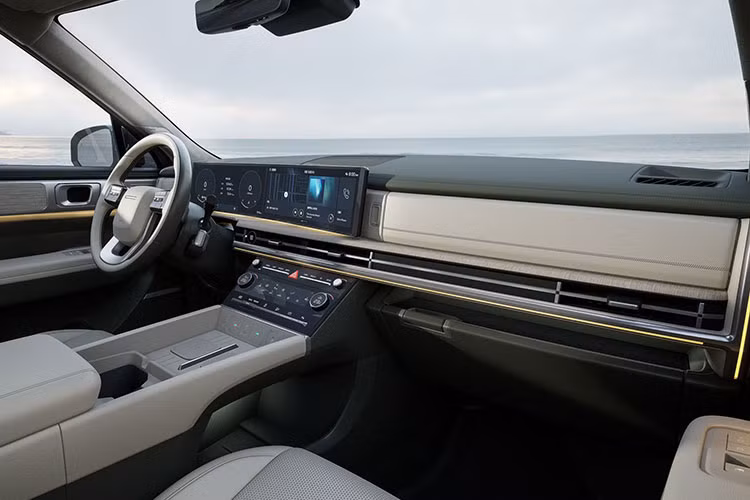 Hyundai SantaFe 2024 bản Calligraphy cao cấp nhất còn có ương chiếu hậu kỹ thuật số, hộc đựng đồ khử trùng UV-C trên mặt táp-lô, ghế bọc da Nappa, cửa sổ trời toàn cảnh 2 mảnh, hệ thống âm thanh Bose cao cấp và hệ thống đèn viền LED nhiều màu là những trang bị tùy chọn chỉ dành cho bản Calligraphy.