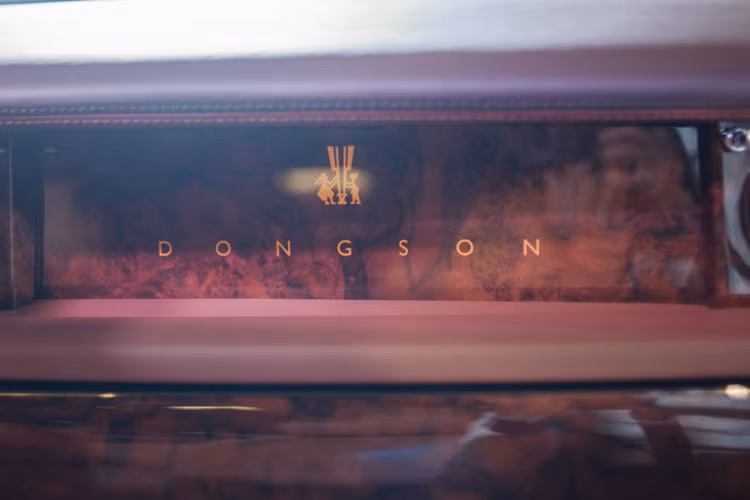 Điểm nhấn là chi tiết cá nhân hóa trên xe Rolls-Royce Phantom Lửa thiêng với hình ảnh biểu tượng trống đồng và 18 con hạc, tượng trưng cho 18 đời Vua Hùng xuất hiện ở ngoại thất và bên trong khoang lái.