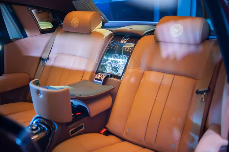Ngoại thất chiếc xe siêu sang Rolls-Royce Phantom Lửa thiêng từng của đại gia Trịnh Văn Quyết gây sự chú ý với màu sơn đỏ Madeira và nửa trên được hoàn thành với tông vàng Sunrise. Màu sắc này là đặc trưng cho một số xe Rolls-Royce Phantom được cá nhân hóa trước đó.