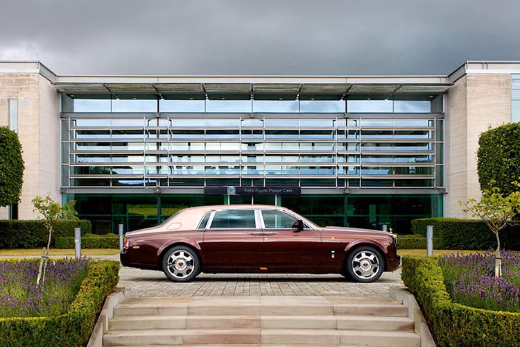 Chưa hết, ông Trịnh Văn Quyết còn chọn cho khoang lái xe Rolls-Royce Phantom Sacred Fire của mình vách ngăn riêng tư giữa tài xế và chủ nhân, chi tiết này được làm từ kính và số lượng xe Rolls-Royce Phantom tại Việt Nam sở hữu chi tiết này không quá 3 xe.