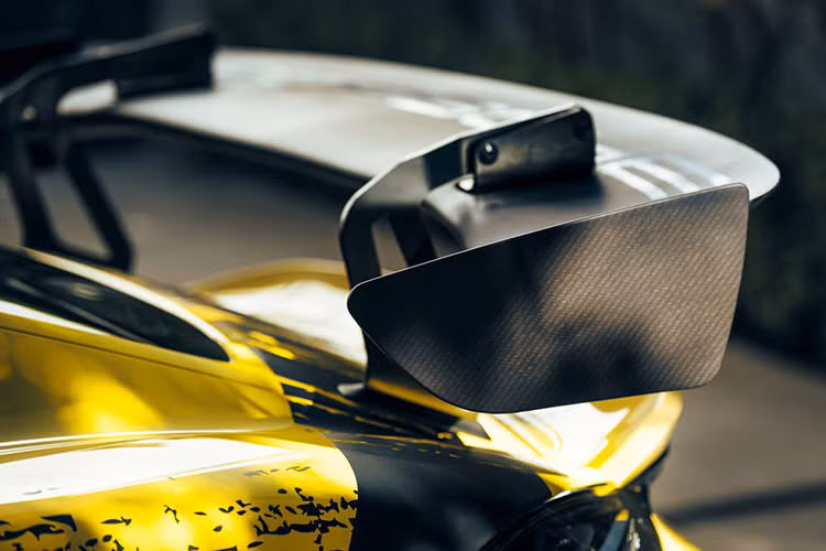 Siêu xe 718 Cayman GT4 Clubsport thế hệ mới được thiết kế để cải thiện cảm giác lái và tốc độ 1 vòng đua cũng nhanh hơn, xe được trang bị hệ thống treo lò xo loại nhẹ lấy từ mẫu 911 GT3 Cup.