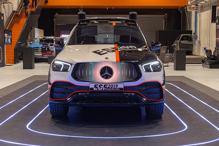 “An toàn là một phần trong mã gen thương hiệu của Mercedes-Benz. Chúng tôi đã nhiều lần chứng minh rằng mình không thiếu ý tưởng trong lĩnh vực này kể từ những năm 1970, với các mẫu Experimental Safety Vehicle. ESF 2019 phản ánh phương thức di chuyển của tương lai”. Chủ tịch Daimler, công ty mẹ của Mercedes-Benz, ông Ola Källenius cho hay.