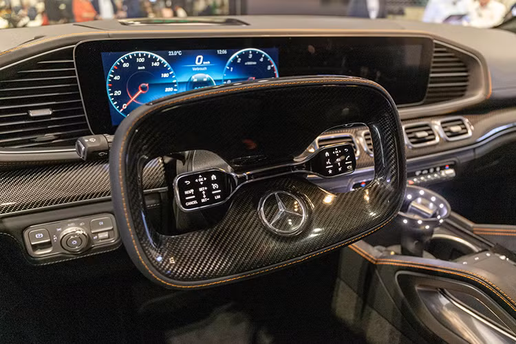 Mercedes-Benz còn chú tâm tới cả trang bị hạn chế tai nạn và túi khí khi đưa ra những không gian lắp đặt thay thế (túi khí tài xế ở trong mặt táp lô, túi khí bên sườn ở trong các chốt bên cạnh của lưng ghế). Những tính năng công nghệ thú vị khác bao gồm một công nghệ đèn pha mang tính cách mạng gọi là Digital Light.