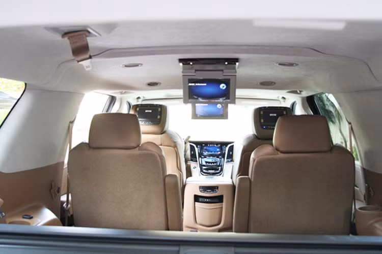 Chiếc Escalade phiên bản Platinum này có thay đổi nhiều nhất so với các phiên bản tiêu chuẩn ở phần nội thất. Công nghệ sử dụng thêm camera xung quanh xe, công nghệ đóng, mở cốp rảnh tay và kết nối 4G LTE.