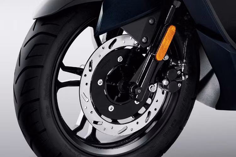 Về trang bị, SYM Jet X sử dụng hệ thống treo gồm phuộc ống lồng trước và giảm xóc lò xo đôi phía sau, đi kèm là bộ vành đúc kích thước 14 inch cùng lốp không săm có kích thước 100/90 ở trước và 110/80 ở sau.