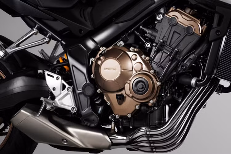 CB650R Neo Sport Cafe mới được chia sẻ động cơ 4 xy-lanh thẳng hàng DOHC, dung tích 649 cc của CB650F. Tuy nhiên, các kỹ sư của Honda đã tinh chỉnh lại khối động cơ này, xe không còn bị mất mô-men xoắn ở dải tua thấp và mang lại công suất cao hơn 5% ở dải tua cao. Động cơ mới này sản sinh công suất 94 mã lực tại 12.000 vòng/phút và mô-men xoắn cực đại 64 Nm tại 8.500 vòng/phút.