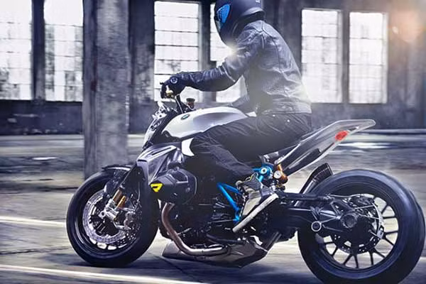 Bikers that vong voi BMW TVS 300 vi dung lop kem chat luong