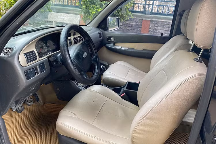 Ford Everest 2006 phiên bản máy dầu sử dụng động cơ 2.5L Turbo, cho công suất 107 mã lực, mô-men xoắn cực đại 268 Nm. Ford Everest 2006 bản máy xăng sử dụng động cơ 2.6L, cho công suất 121 mã lực, mô-men xoắn 206 Nm. Tất cả các phiên bản Ford Everest đời này đều dùng hộp số sàn, không có lựa chọn hộp số tự động.