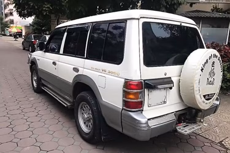 Phiên bản Mitsubishi Pajero V73 2005 là thế hệ thứ 3 của dòng xe Mitsubishi Pajero. Xe sử dụng động cơ V6 3.0L, sản sinh công suất 170 mã lực, kết hợp với hộp số sàn 5 cấp và hệ dẫn động 4 bánh. 