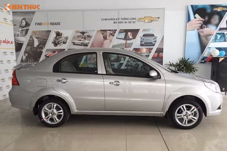 Được biết, lượng xe Aveo ở các đại lý còn rất ít, đó cũng là một trong những lý do chính Chevrolet quyết định giảm giá sâu để phân phối nốt. Xét trong phân khúc sedan hạng B, Chevrolet Aveo khá mờ nhạt trước các đối thủ lớn như Toyota Vios, Honda City hay Hyundai Accent. 