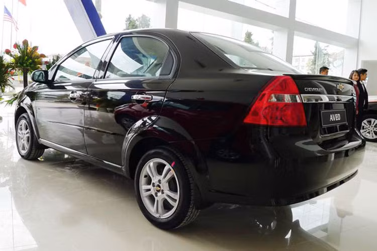 Có mặt tại thị trường Việt Nam từ khá lâu nhưng Chevrolet Aveo LT vốn không mấy được ưa chuộng bởi thiết kế ngoại thất và nội thất có phần kém hấp dẫn so với các đối thủ cùng phân khúc. Thậm chí, đến hiện tại, mẫu xe thương hiệu Mỹ này vẫn chỉ được trang bị 2 túi khí cùng phanh chống bó cứng ABS, nghèo nàn hơn cả một mẫu hatchback hạng A.
