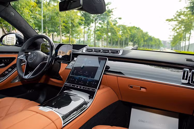 Bên trong nội thất Mercedes-Maybach S580 2022 gồm những trang bị đáng chú ý nhw; màn hình hiển thị thông tin kính lái HUD, hệ thống âm thanh Burmester cao cấp, hệ thống thông tin giải trí MBUX, ghế massage cho hành khách hay cửa sau tự động đóng/mở bằng nút bấm, nội thất bọc da cao cấp và ốp gỗ hay hệ thống đèn viền Ambient Light nhiều màu. 
