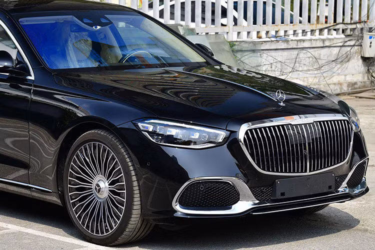 Mercedes-Maybach S580 2022 được phát triển trên nền tảng W223 hoàn toàn mới giúp tối ưu các đường nét thiết kế cũng như trang bị tiện ích bên trong. Xe sở hữu thông số dài, rộng, cao của xe nhỉnh hơn hẳn bản tiêu chuẩn với các số đo lần lượt là 5.289 x 1.921 x 1.502 (mm). Chiều dài cơ sở đạt tới 3.395 mm.