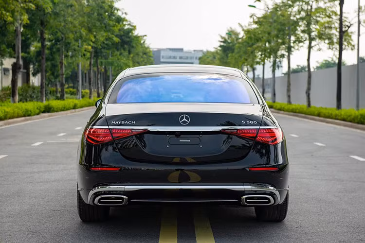 So với Mercedes-Maybach S680, phiên bản Mercedes-Maybach S580 chỉ được trang bị động cơ V8, tăng áp kép, dung tích 4.0 lít nên có thuế tốt hơn. Động cơ kết hợp cùng hệ thống mild hybrid 48 V giúp xe sản sinh công suất tối đa 496 mã lực, tăng 33 mã lực so với Mercedes-Maybach S560 4Matic. Mô-men xoắn cực đại 700 Nm.