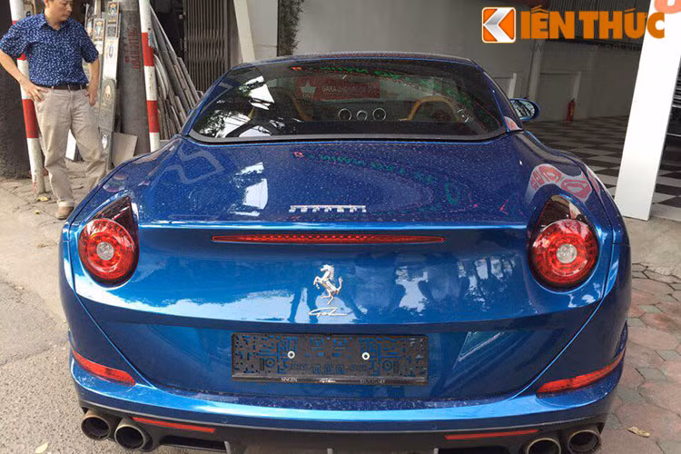 Ngoài ra, siêu xe mui trần đến từ Ý còn được trang bị cả hệ thống phanh gốm-carbon của Brembo. Mui xếp cứng trên "siêu ngựa" mất khoảng 14 giây để đóng/mở.