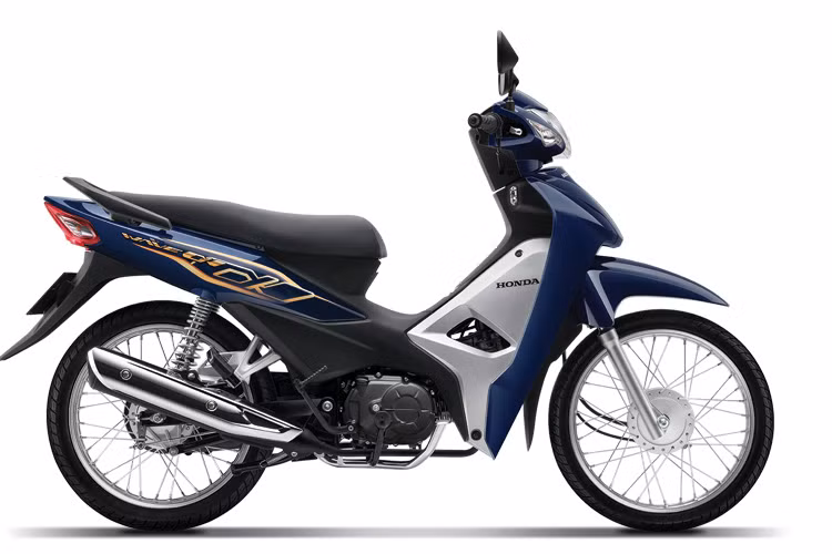 Các trang bị tiêu chuẩn trên xe có thể kể đến hệ thống chiếu sáng gồm đèn pha, đèn hạu và xi nhan dạng halogen truyền thống. Hệ thống treo gồm phuộc ống lồng ở trước và giảm xóc đôi dạng lò xo, đi kèm là bộ vành nan linh hoạt.