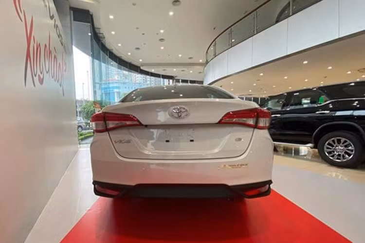 Toyota Vios hiện là phiên bản nâng cấp giữa vòng đời, được Toyota Việt Nam giới thiệu với khách hàng vào tháng 5/2023. Những nâng cấp nổi bật ở Toyota Vios 2023 đã làm thay đổi nhẹ ngoại hình, tăng thêm trang bị tiện nghi, an toàn nhưng bấy nhiêu đó vẫn chưa làm thỏa mãn khách hàng.