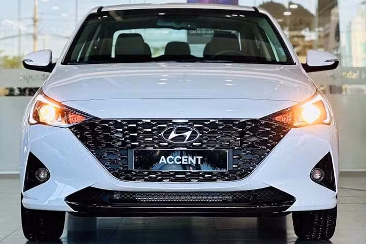  Hyundai Accent 2023 Dù là mẫu xe có doanh số tốt nhất phân khúc nhưng Hyundai Accent vẫn nhiệt tình giảm giá để duy trì sức nóng. Hiện tại, Hyundai Accent đang được đại lý áp dụng chương trình ưu đãi cao nhất 30-45 triệu đồng và giảm thêm 50% lệ phí trước bạ cho khách hàng mua xe trong tháng 11. Hiện tại, giá xe Hyundai Accent niêm yết từ 426,1 - 542,1 triệu đồng. 