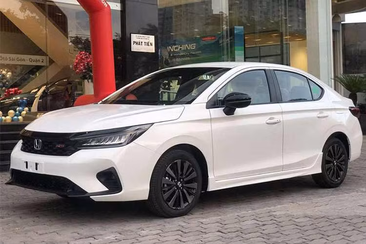 Honda City 2023 Không chịu kém thua kém đối thủ, Honda Việt Nam đã sớm triển khai ưu đãi cho khách mua xe Honda City. Tất cả khách hàng ký hợp đồng mua xe trong trong thời gian từ 6-30/11/2023 sẽ nhận về ưu đãi 50% lệ phí trước bạ. Ngoài ra, đại lý còn tặng cho khách mua 20-50 triệu đồng tiền mặt, bộ phụ kiện chính hãng hoặc bảo hiểm thân vỏ.