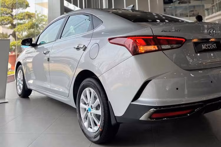Do là xe lắp ráp trong nước nên cả 3 mẫu xe đầu bảng phân khúc sedan cỡ C đều hưởng ưu đãi giảm 50% lệ phí trước bạ từ chính phủ, cộng thêm ưu đãi chính hãng, khách mua xe mới được miễn 100% lệ phí trước bạ. Trong phạm vi cuộc đua này, Hyundai Accent vẫn giữ được lợi thế với mức giảm khá sâu trong khi giá niêm yết luôn thuộc nhóm rẻ nhất phân khúc.
