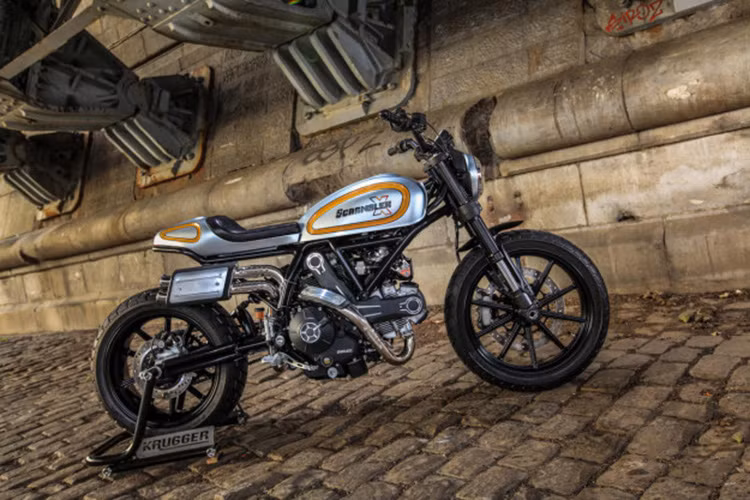 Yên ngắn lại, pô độ mạnh mẽ, gắp sau dài hơn... nhìn tông thể xe chiếc Scrambler trông khá mạnh mẽ so với nguyên bản.