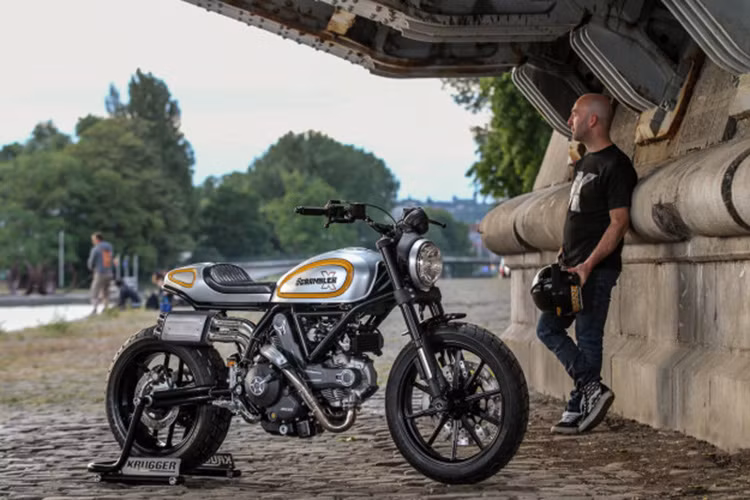 Phiên bản độ của chiếc Scrambler này chủ yếu tập trung vào dàn áo cùng các chi tiết như pô, gắp sau, bình xăng...