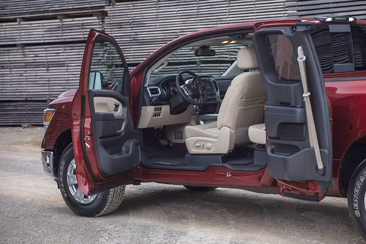 Bên cạnh đó, Nissan Titan XD sẽ nhận được tùy chọn là động cơ dầu diesel tăng áp Cummins V8 5.0L, đi kèm là hộp số tự động 6 cấp. Cụ thể hơn về giá bán, phiên bản cơ sở Nissan Titan S King Cab 4×2 2017 sẽ lên kệ với mức giá 33.475 USD (tương đương 767 triệu đồng), nếu có thêm tùy chọn hệ dẫn động 4 bánh sẽ có giá từ 36.755 USD (tương đương 835 triệu đồng).