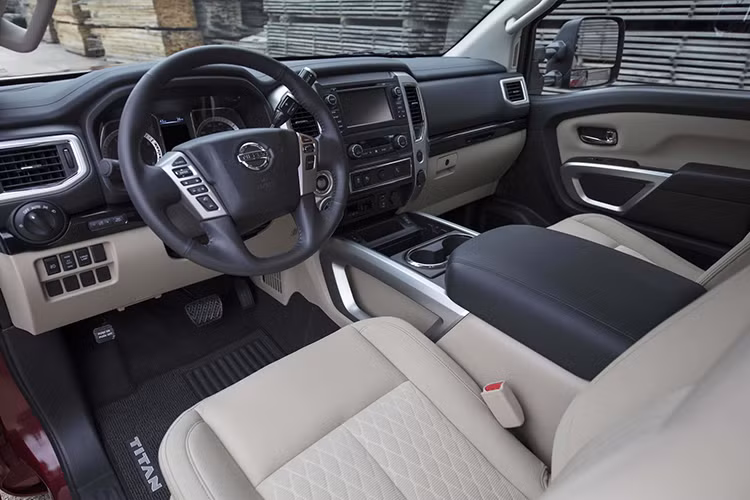 Titan SV King Cab với trang bị dẫn động 2 cầu có giá từ 37.125 USD (tương đương 844 triệu đồng), trang bị thêm dẫn động 4 bánh sẽ có giá từ 40.155 USD (tương đương 913 triệu đồng). Cuối cùng, phiên bản Titan PRO-4X King Cab (đi kèm hệ dẫn động 4 bánh) có giá 44.785 USD (tương đương 1 tỷ đồng).