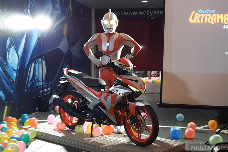 Không chỉ được người dùng trẻ Việt ưa thích sử dụng, mẫu xe máy Yamaha Exciter 150 mới cũng rất được cộng đồng khách trẻ của Malaysia ưa chuộng. Mới đây Yamaha Malaysia vừa ra mắt mẫu Exciter 150 phiên bản giới hạn đặc biệt mang tên Yamaha Y15ZR Ultraman Limited Edition.