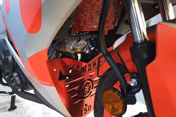 Ngoài thiết kế tem và màu sắc đặc biệt, Yamaha Y15ZR Ultraman không có gì khác biệt so với phiên bản thường, xe vẫn mang ngoại hình của Yamaha Exciter 150 thế hệ thứ hai với thiết kế thể thao sắc sảo, đèn pha LED ấn tượng, đồng hồ LCD kỹ thuật số hiện đại và động cơ 150cc.