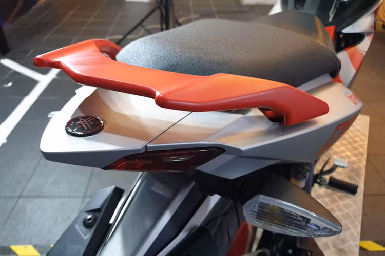 Các trang bị đặc biệt đi kèm của mẫu xe côn tay Yamaha Y15ZR Ultraman bao gồm giấy chứng nhận bản đặc biệt, biểu tượng bản đặc biệt, áo phông Ultraman, thiệp chúc mừng và các hình ảnh đặc biệt của xe.